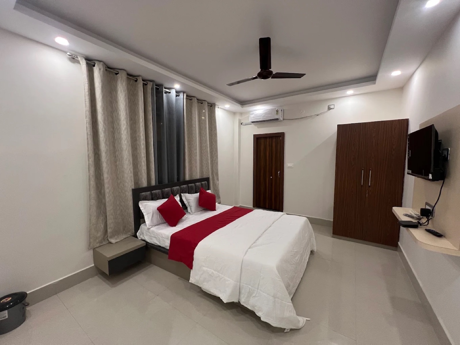 Spacious AC deluxe room with double bed and TV at Shri Nath Palace, Deoghar