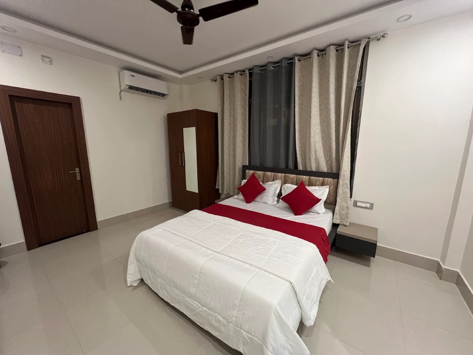 Deluxe room with wardrobe, TV and comfortable bedding at Shri Nath Palace, Deoghar